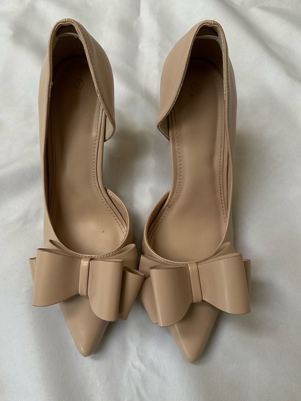 Women’s Pointed Toe Bow Heels in Nude - SIZE 7